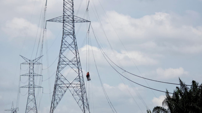 Petugas PLN saat melakukan perbaikan konduktor Transmisi 275 kV Galang - Simangkuk, Sumut.