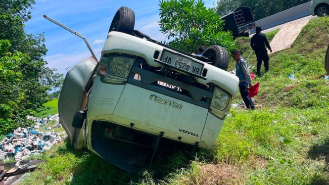 Mobil Pickup Terguling di Jalan Tol Medan-Tebing Tinggi Akibat Ban Pecah.