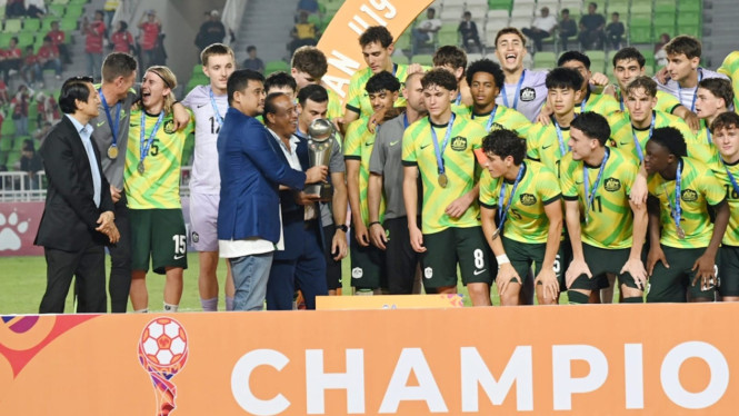 Gubernur Sumut, Bobby Nasution saat menyerahkan tropi Piala AFF U-19 2026 kepada Timnas Australia.