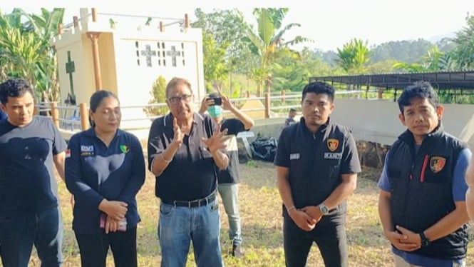Petugas kepolisian bersama Tim forensik RS Bhayangkara Medan melakukan ekshumasi jenazah Arya Sitorus, di Kabupaten Toba.