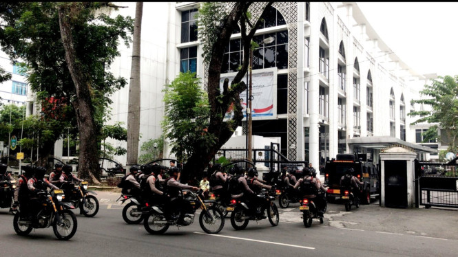 Petugas kepolisian bersepeda motor saat melakukan pengamanan di area DPRD Sumut, Kota Medan.