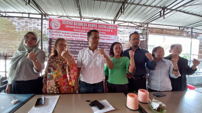 Aliansi Keadilan Darma Agung (AKDA) berfoto bersama usai memberikan keterangan pers.