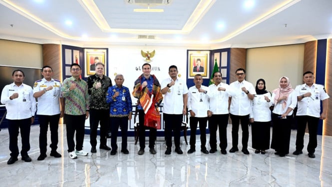 Gubernur Sumut, Bobby Nasution saat kunjungan Duta Besar Finlandia untuk Indonesia, Pekka Kaihilahti, di ruang kerja Gubernur.