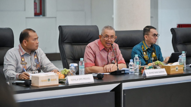 Pj Sekda Sumut, Sulaiman Harahap (tengah).