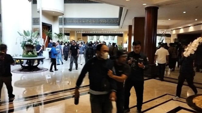 Suasana pengosongan Hotel Sultan.