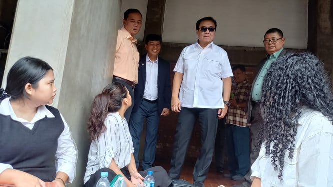 Ketua Umum Yayasan Universitas HKBP Nommensen (UHN), Dr. Effendi M.S. Simbolon saat menyapa mahasiswi di Kampus UHN Medan.