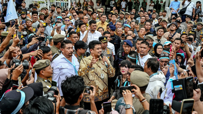 Gubernur Sumut, Bobby Nasution saat temui pendemo mendukung MBG di depan Kantor Gubernur Sumut.