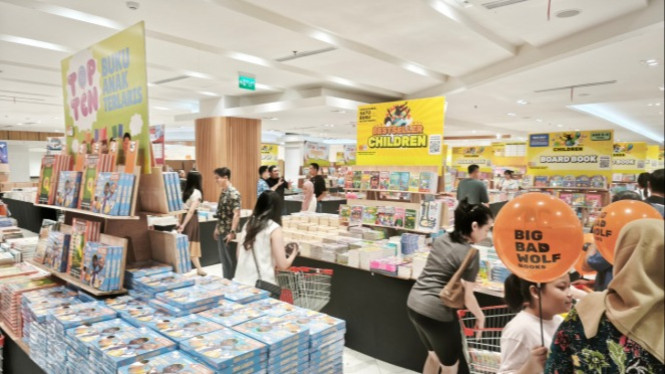 Pengunjung berburu buku dalam bazar Big Bad Wolf di Medan dalam rangkaian 1 Dekade BBW di Indonesia.