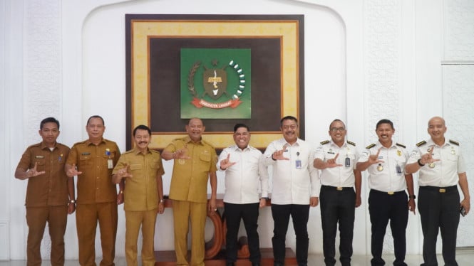 Kepala Kantor Wilayah Direktorat Jenderal Imigrasi Sumut, Parlindungan saat bersilaturahmi dengan Bupati Langkat, Syah Afandin.