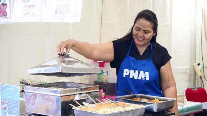 Salah seorang nasabah PNM Mekaar terpilih menjajakan dagangannya di area PFL 2026.