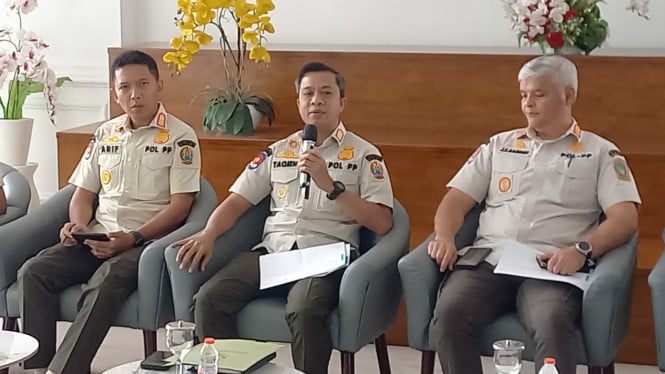 Kasatpol PP Sumut, Muttaqien Hasrimy (tengah) saat konferensi pers di Kantor Gubernur Sumut.