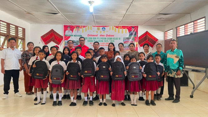Apresiasi PT Dairi Prima Mineral dengan menyerahkan tas sekolah kepada 132 siswa-siswi berprestasi.