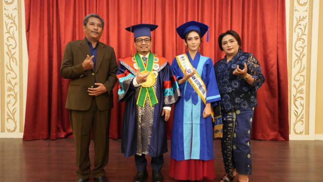 Wisudawati Gabriel Lydia Hotmadia foto bersama kedua orang tuanya dan Rektor UMSU Prof.Akrim.