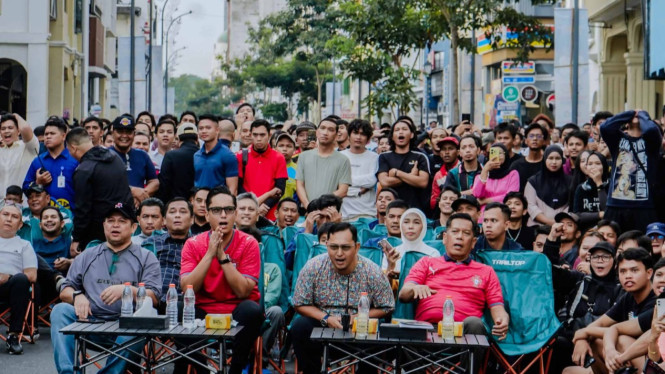 Berbaur dengan Masyarakat, Rico Waas Nobar Piala Dunia : Menghadirkan Semangat Kebersamaan