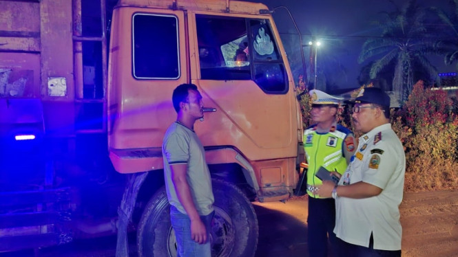 Tim gabungan saat razia kendaraan yang mengangkut beban dengan over kapasitas.
