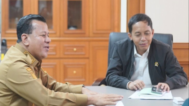Bupati Kuansing, Suhardiman Arby saat bertemu dengan Menteri Kehutanan Raja Juli Antoni.