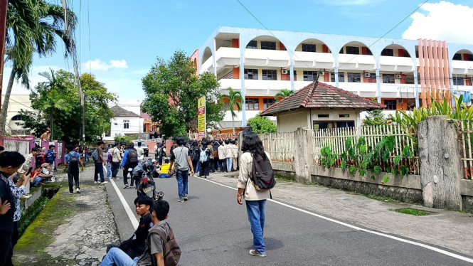 Mahasiswa saat menggelar aksi di depan Kampus ISTP Medan.