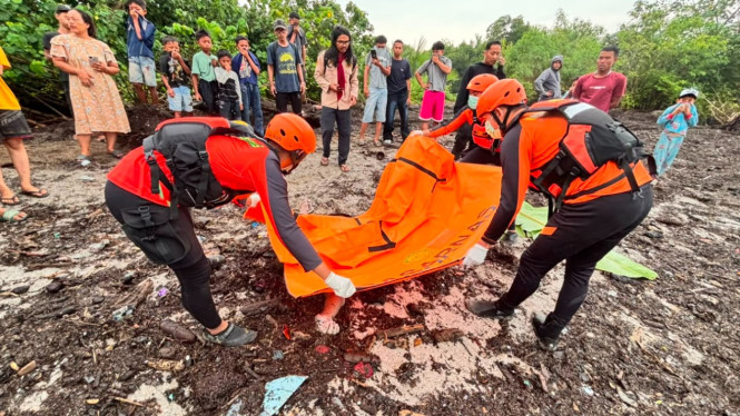Tim SAR saat melakukan evakuasi korban hanyut di Sungai Ular, Kabupaten Serdang Bedagai.