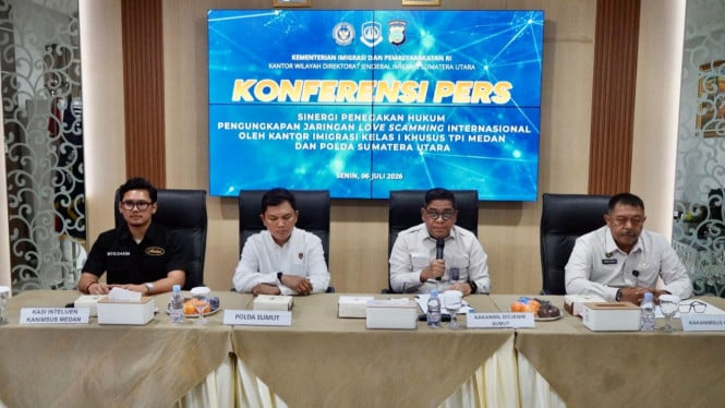 Kepala Kanwil Ditjen Imigrasi Sumut,  Parlindungan saat memberikan keterangan pers pengungkapan kasus jaringan 'Love Scamming'.