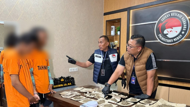 Dua mahasiswa mengedarkan ganja saat diamankan Polrestabes Medan.