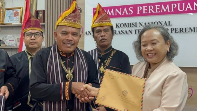 Ketua Harian Forum Komunikasi Pemangku Hak Ulayat Pakpak Dairi (FKPHUPD), Aslim Padang menyampaikan laporan dan pengaduan ke Komnas Perempuan.