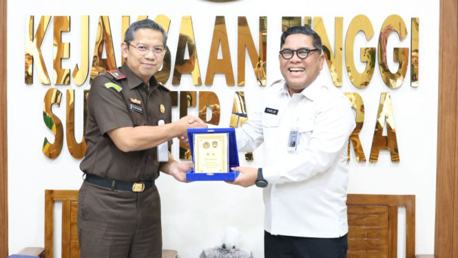 Kepala Kanwil Ditjen Imigrasi Sumut, Parlindungan dan Wakil Kajati Sumut, Eko Adhyaksono.
