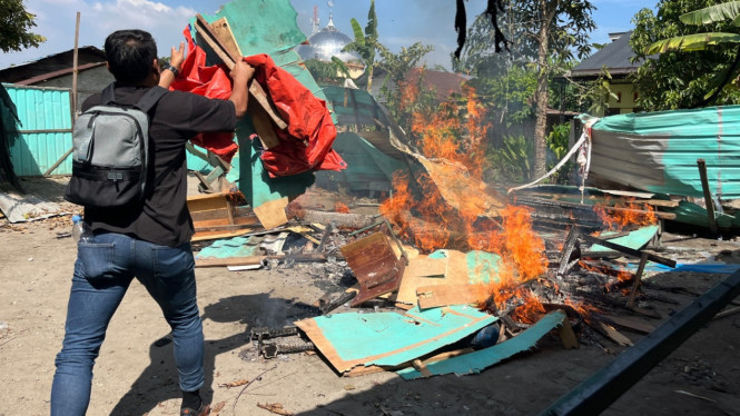 Kecoh Petugas Pakai CCTV di Pohon, Polrestabes Medan Gerebek dan Bakar Barak Narkoba di Deli Serdang