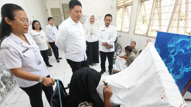 Kadis Sosial Sumut, Dr. Illyan Chandra Simbolon saat berkunjung ke UPTD Pelayanan Sosial Tuna Daksa dan Tuna Netra, Kota Tebing Tinggi,