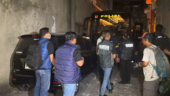 Tim gabungan Kortastipidkor dan Ditreskrimsus Polda Metro Jaya geledah sebuah ruko di kawasan Cipete, Jaksel.