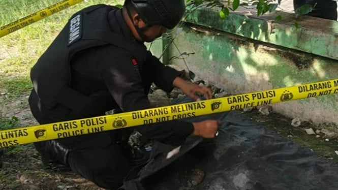 Personel Jibom Gegana Brimob Polda Sumut mengevakuasi granat dari pemukiman warga. (Ilustrasi)