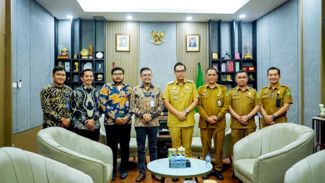 Walikota Medan, Rico Waas (tengah).