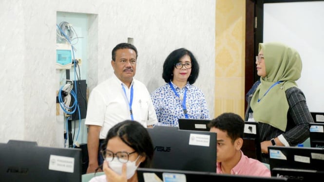 Rektor Unimed, Prof. Dr. Baharuddin, ST., M.Pd saat meninjau pelaksanaan UTBK Seleksi Mandiri tahun 2026, di Kampus Unimed.