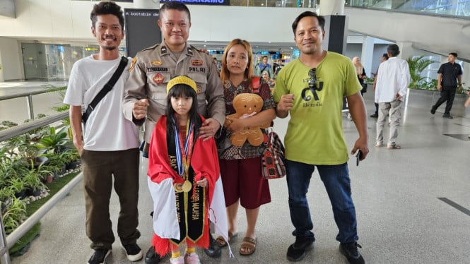 Caroline Cicilia Nababan (tengah), siswi meraih medali emas sekaligus predikat Top Score pada ajang ASMC Global Round 2026, di Malaysia.