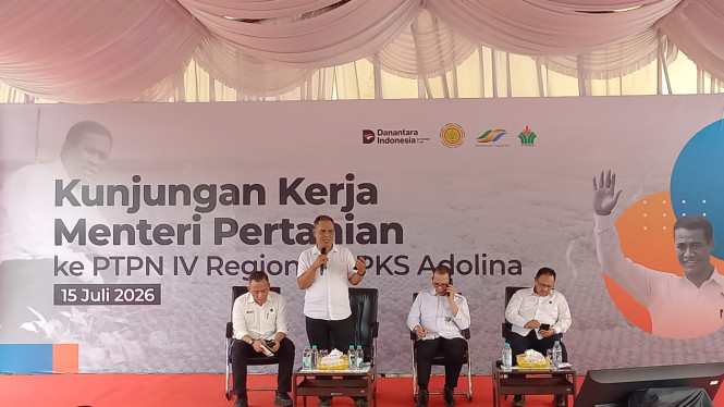 Plt Direktur Jenderal Perkebunan Kementerian Pertanian RI, Heru Tri Widarto saat berdiskusi dengan masyarakat di PTPN IV Regional PKS Adolina.