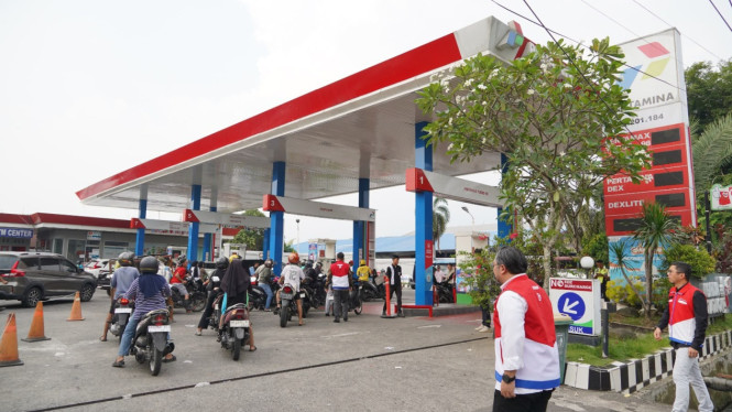 Antrean kendaraan bermotor terurai di SPBU kawasan Kecamatan Medan Belawan, Kota Medan.