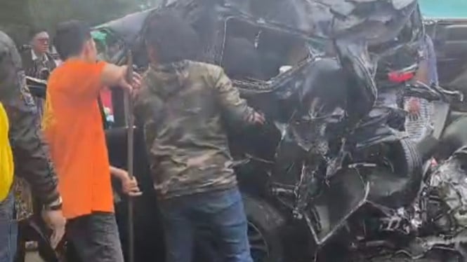 Warga berusaha mengevakuasi korban kecelakaan beruntun di Sibolangit dari mobil.