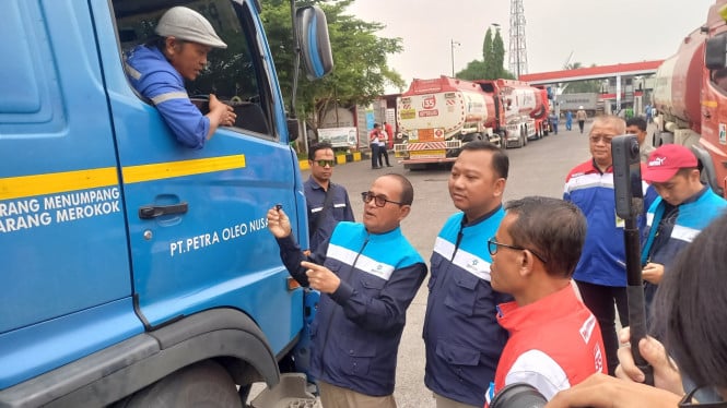 Kepala BPH Migas, Wahyudi Anas bersama Executive GM Pertamina Sumbagut, Sunardi saat meninjau Fuel Terminal Medan.