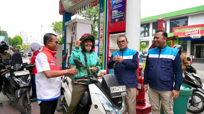 Kepala BPH Migas, Wahyudi Anas didampingi Executive GM Pertamina Sumbagut, Sunardi saat monitoring SPBU Pertamina di Jalan Yos Sudarso, Medan.