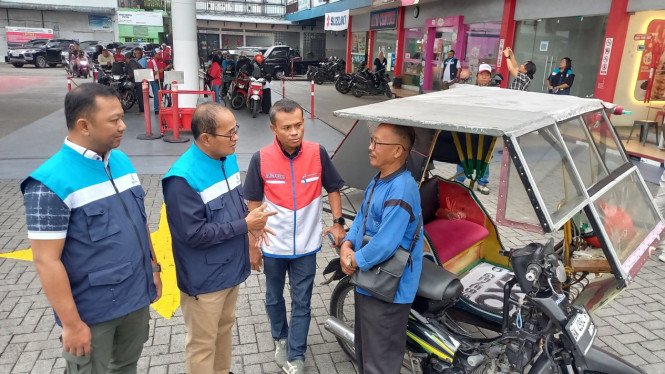 Kepala BPH Migas, Wahyudi Anas, didampingi Executive GM Pertamina, Sunardi, berbincang dengan masyarakat di SPBU Binjai.