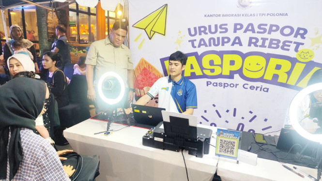 Kepala Kanwil Ditjen Imigrasi Sumut, Parlindungan, meninjau pelaksanaan Paspori di Car Free Night Kesawan, Kota Medan.