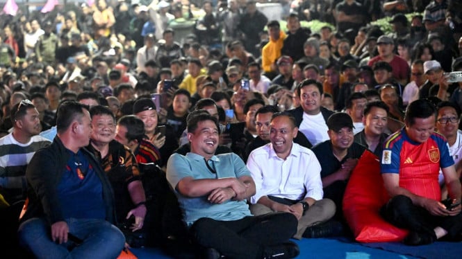 Gubernur Sumut, Bobby Nasution saat nobar final Piala Dunia di Alun-alun Kota Gunungsitoli.
