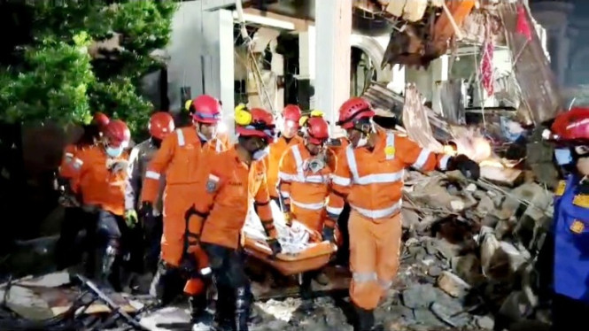 Basarnas Medan saat evakuasi korban tewas dalam ledakan besar di Kompleks elit Grand Polonia, Kota Medan.