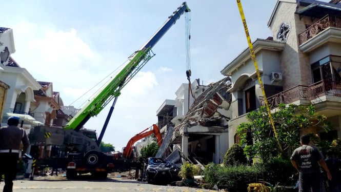 Tim SAR Gabungan melakukan pencarian terhadap dua korban diduga masih tertimbun reruntuhan bangunan di rumah mewah, Komplek Grand Polonia Medan.
