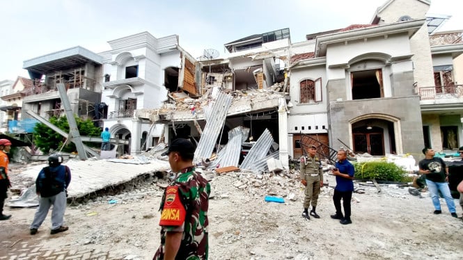 Kondisi rumah mewah rusak parah akibat ledakan dahsyat terjadi Kompleks elit Grand Polonia, Kota Medan.