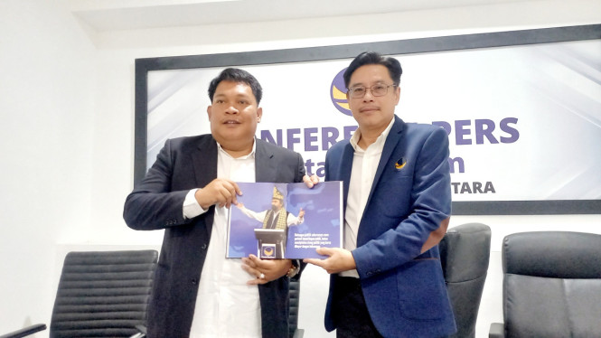 Ketua DPW NasDem Sumut, Iskandar ST saat konferensi peluncuran Buku "Surya Palohisme", di Kantor DPW NasDem Sumut, Kota Medan.