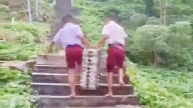 Siswa SD di Kabupaten Nias Selatan saat mengangkat omperangan MBG.