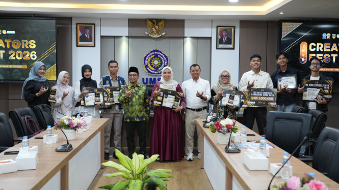 UMSU Creators Fest 2026, Rektor UMSU Prof. Dr. Akrim, Beri Penghargaan Pemenang Konten Berdampak.