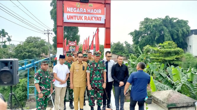 Pangdam I Bukit Barisan, Mayjen TNI Hendy Antariksa dan Wali Kota Medan, Rico Waas meresmikan Jembatan Perintis Garuda, di Kecamatan Medan Polonia.