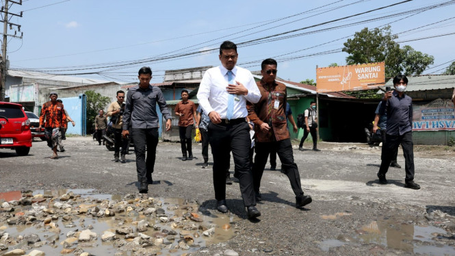 Gubernur Sumut, Bobby Nasution saat meninjau langsung kondisi jalan rusak di Helvetia Pasar 9, Kabupaten Deli Serdang.