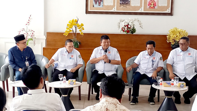 Ketua KONI Sumut, Hatunggal Siregar (tengah) saat konferensi pers di Kantor Gubernur Sumut.